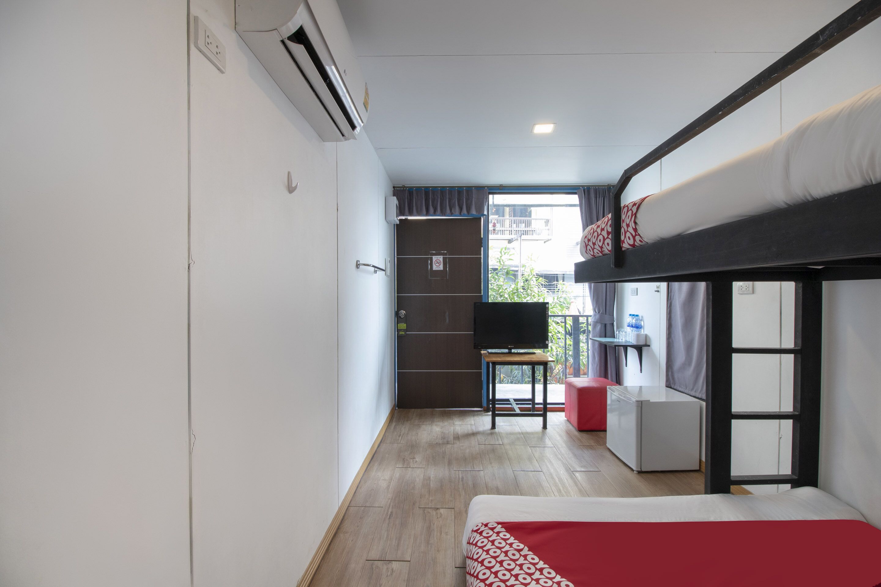 basic triple room | desk, free wifi, bed sheets