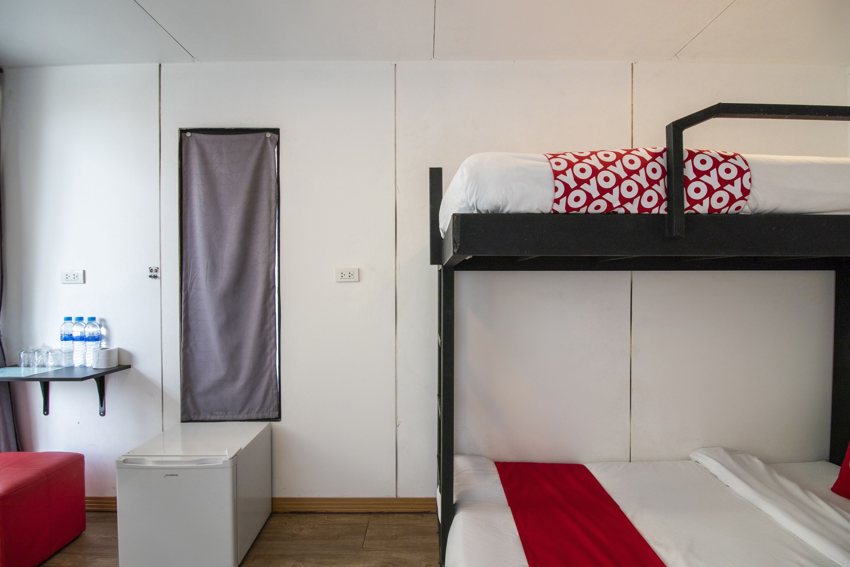basic triple room | desk, free wifi, bed sheets