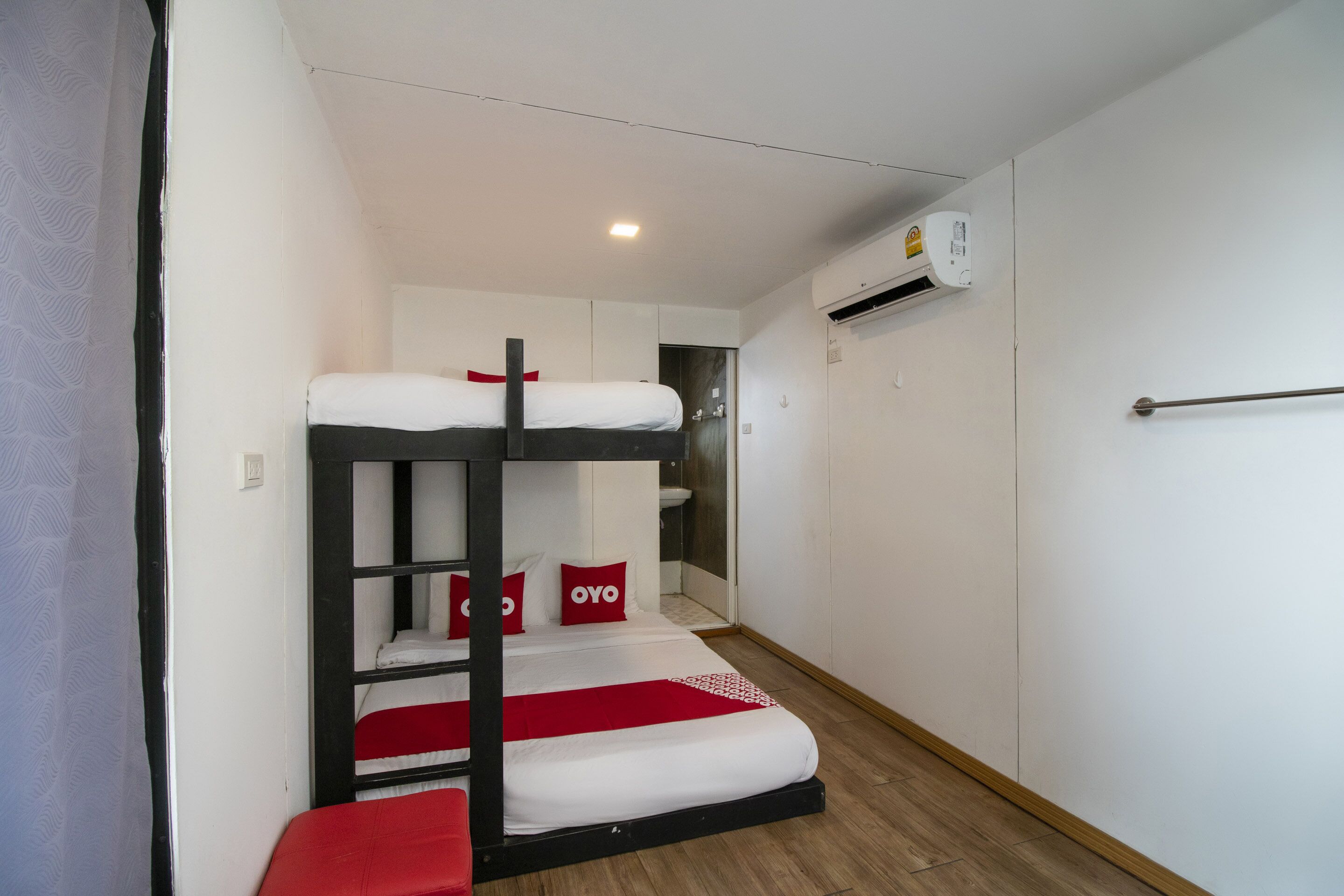 basic triple room | desk, free wifi, bed sheets