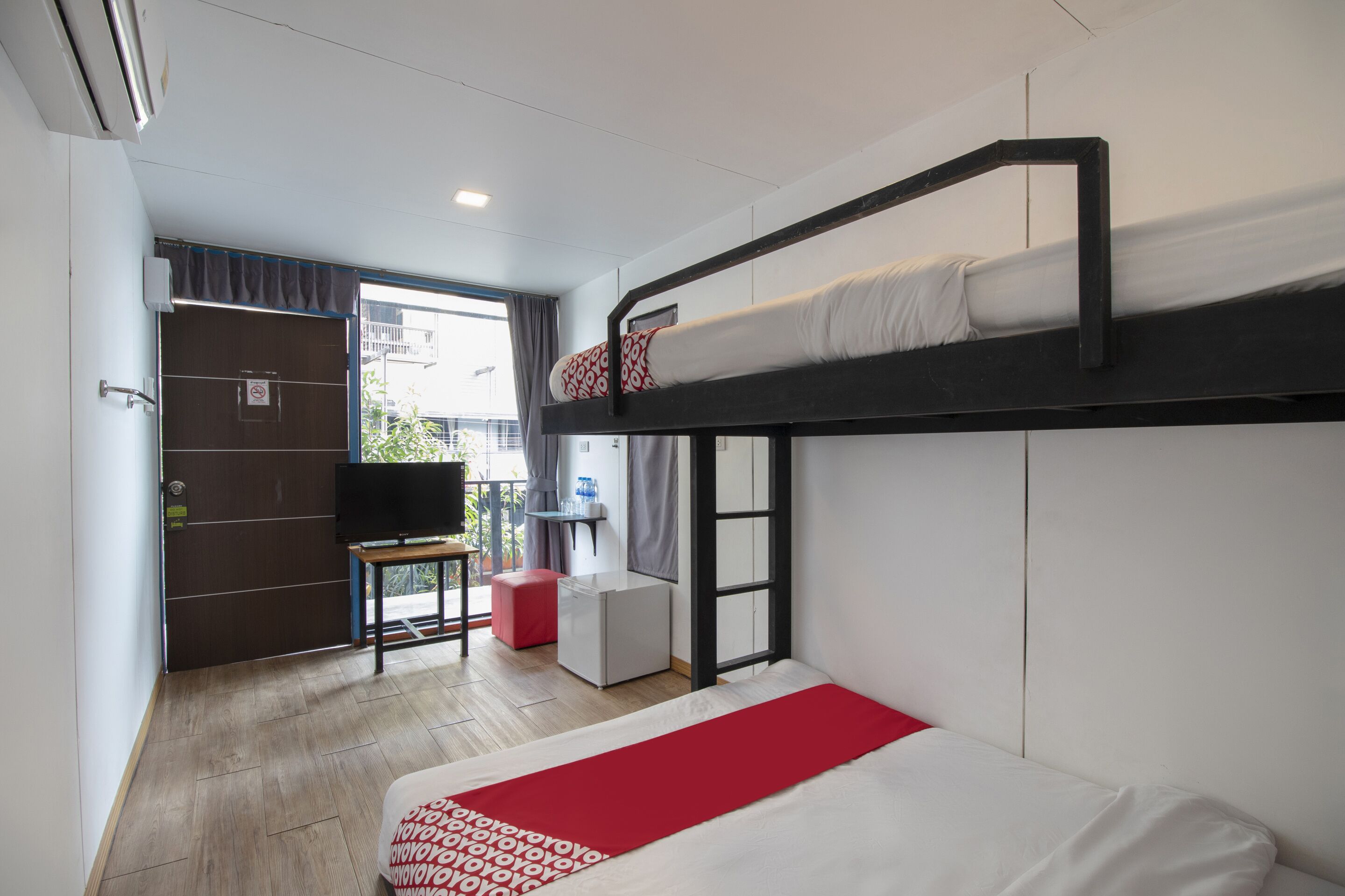 basic triple room | desk, free wifi, bed sheets
