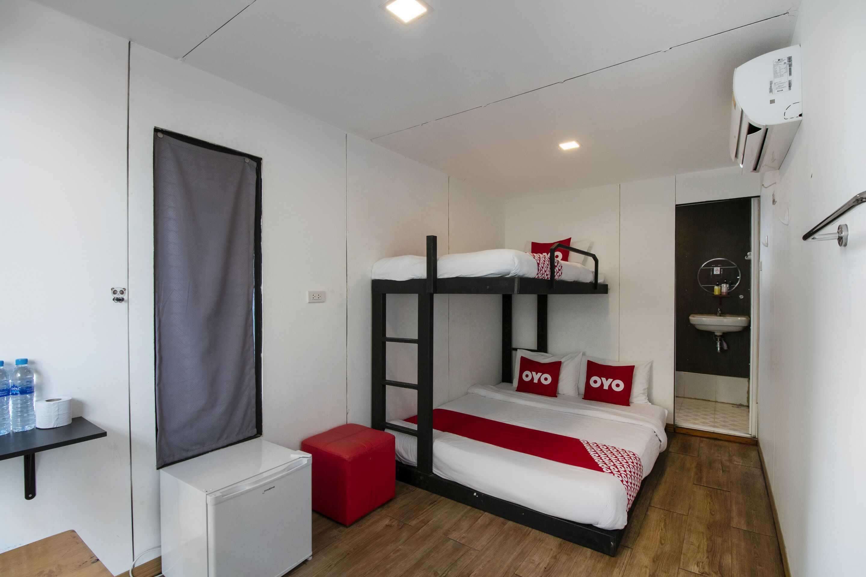 basic triple room | desk, free wifi, bed sheets