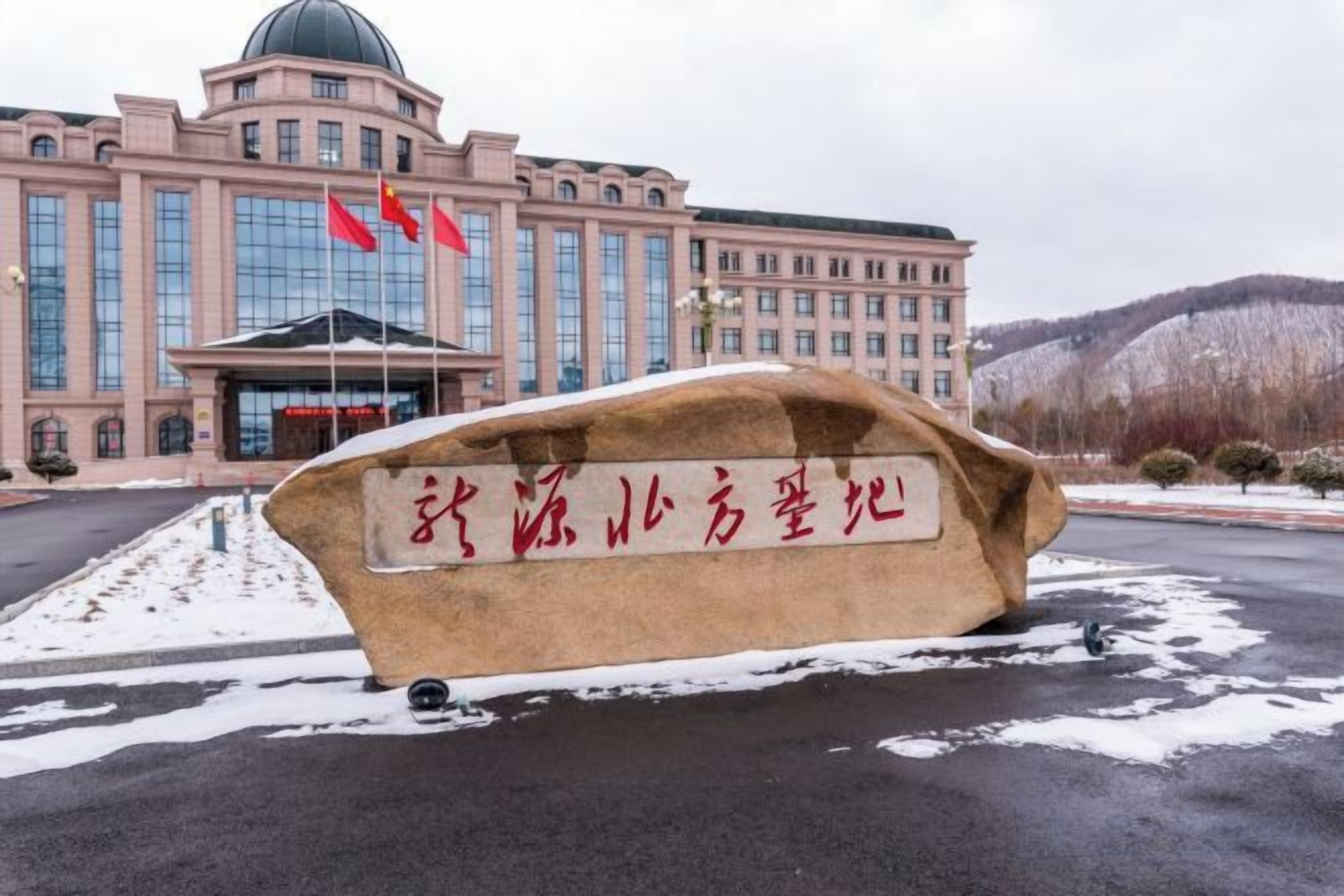 Un edificio con una grande targa di pietra sulla facciata.