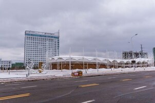 Un edificio de diseño moderno, con techo plano y un amplio espacio abierto al frente.