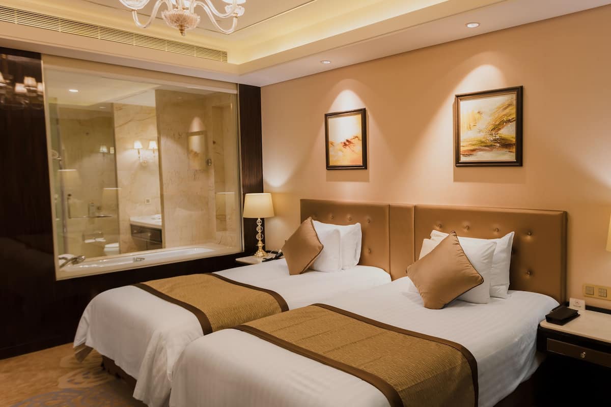 Deluxe Twin Room | Minibar, in-room safe, desk, blackout curtains