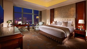 Deluxe Suite | Minibar, in-room safe, desk, blackout curtains - Dongwu New Century Grand Hotel Huzhou (Huzhou)