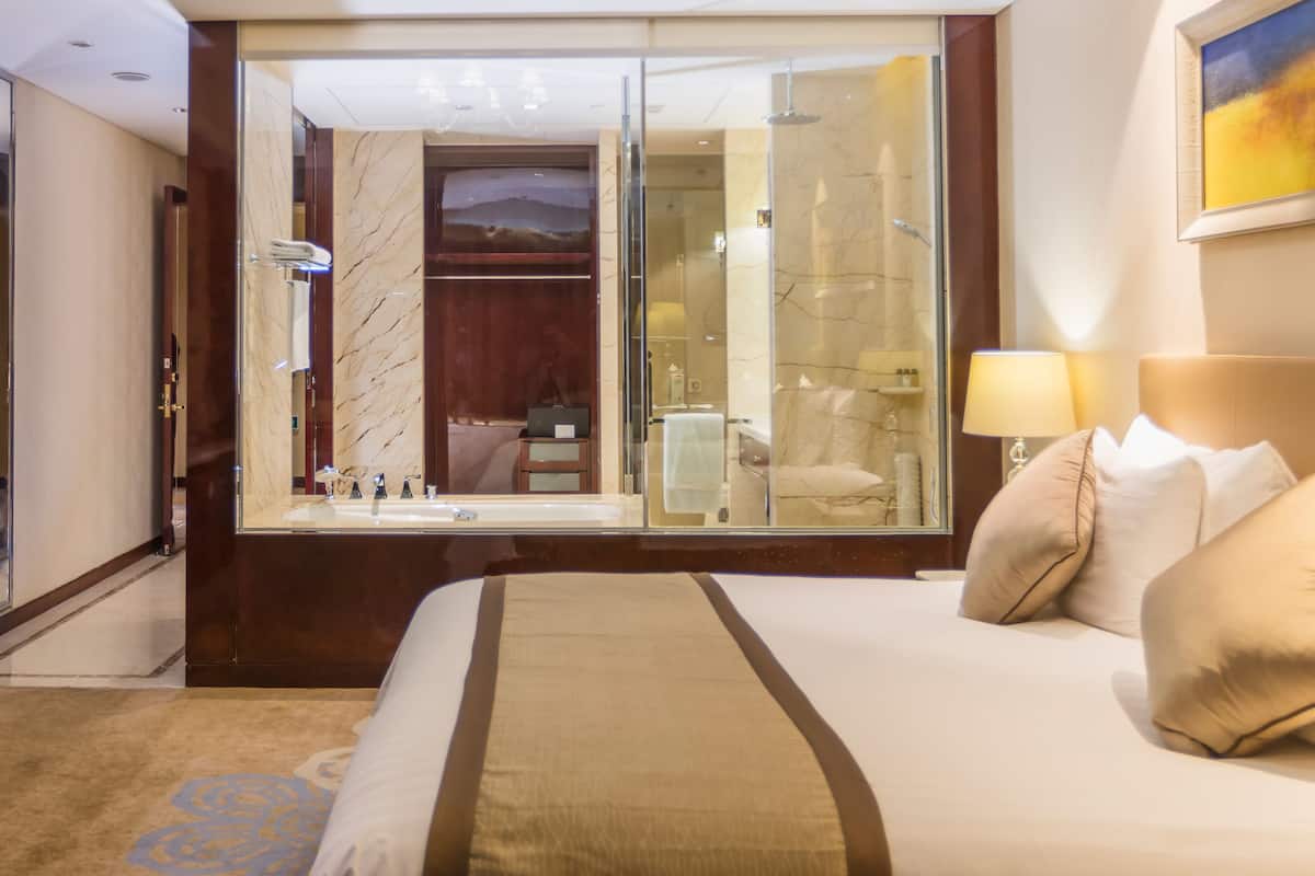Deluxe King Room | Minibar, in-room safe, desk, blackout curtains