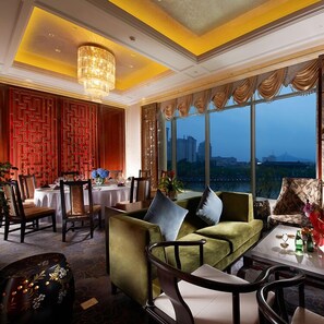 2 restaurants, serveren ontbijt, lunch, diner, Chinese gerechten