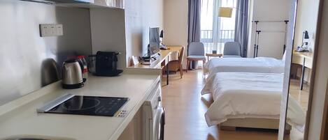 Premium Twin kamer | Een kluis op de kamer, een bureau, verduisterende gordijnen