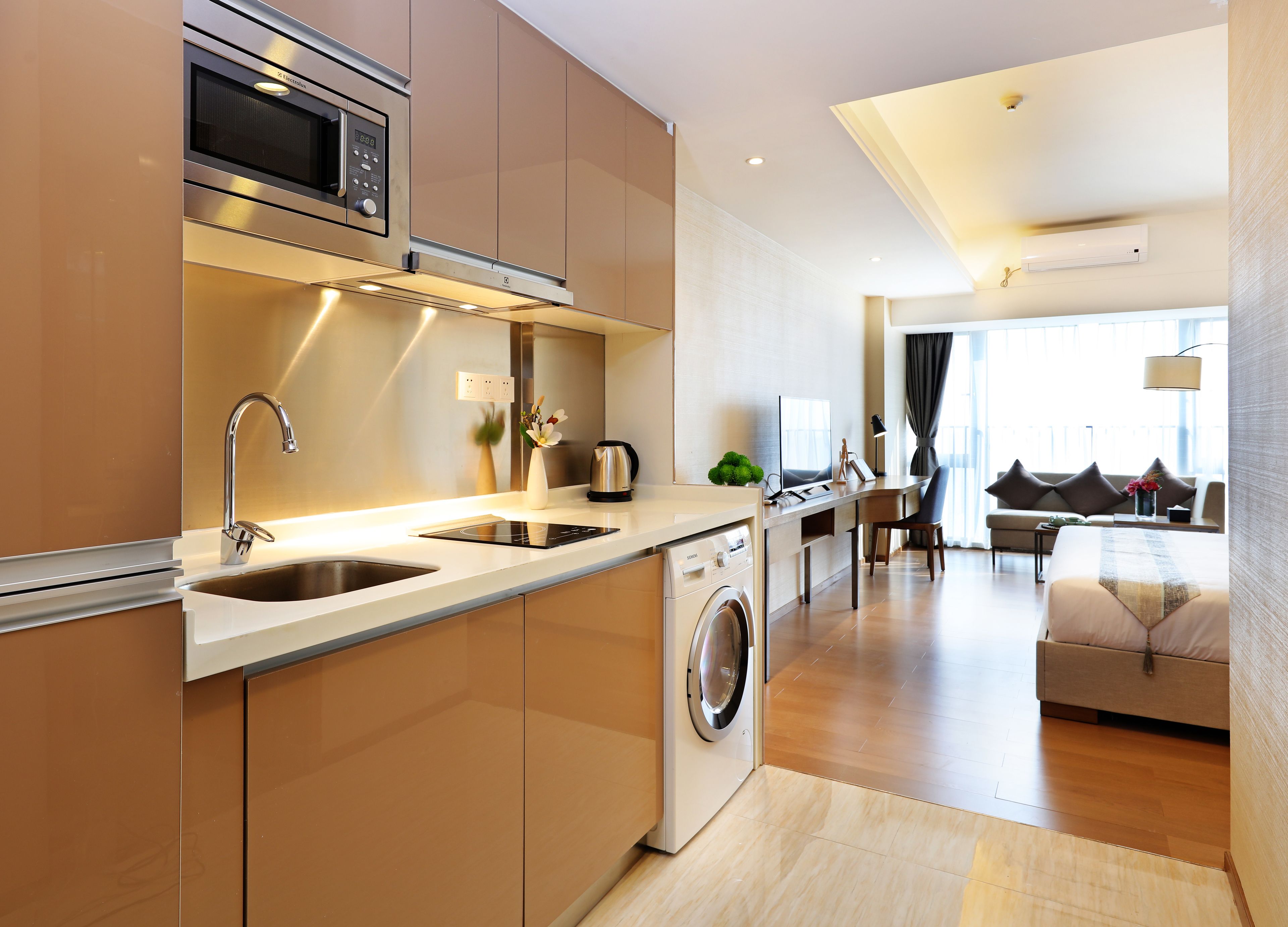 Habitación individual Deluxe | Cocina básica privada | Frigorífico grande, microondas, placa de cocina y hervidor eléctrico