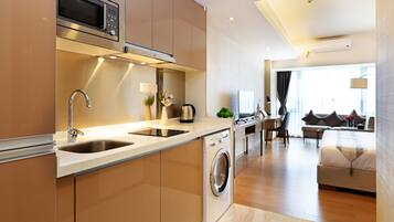 Habitación individual Deluxe | Cocina básica privada | Frigorífico grande, microondas, placa de cocina y hervidor eléctrico