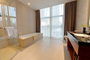 Suite | Baño | Amenidades de baño gratuitas, secadora de cabello, pantuflas, toallas 