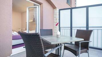 Chambre Premium Double ou avec lits jumeaux, terrasse, vue établissement | Literie hypoallergénique, minibar, coffres-forts dans les chambres