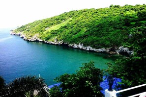 A coastal landscape with a lush green hill and a calm sea. - Ocean View Resort - Koh Sichang (Ko Sichang)