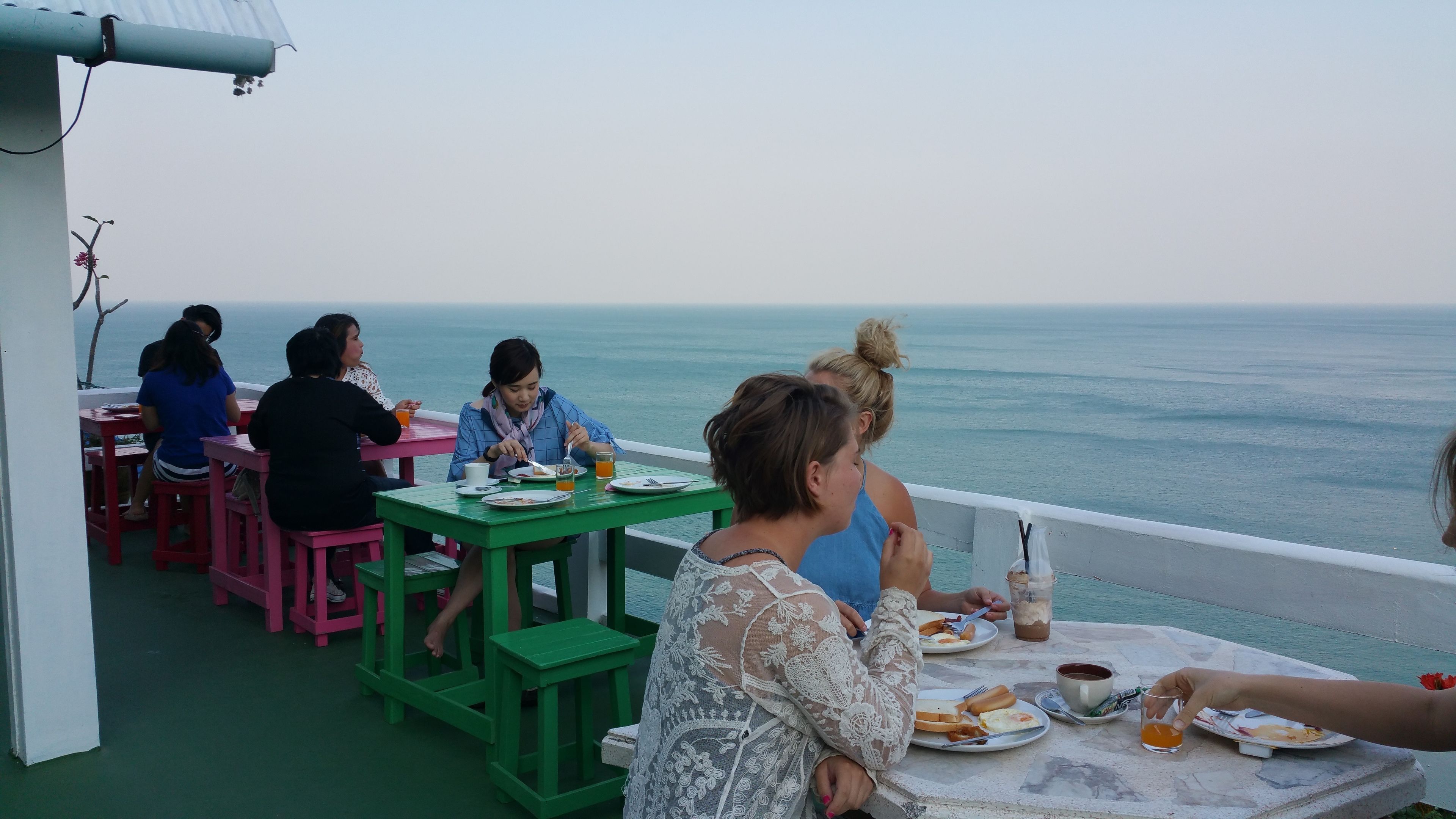 Phục vụ bữa sáng, bữa trưa, bữa tối, món Thái 