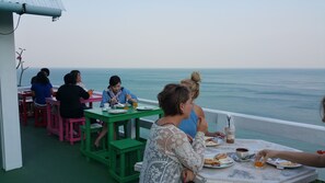 供應早餐、午餐、晚餐；泰國菜