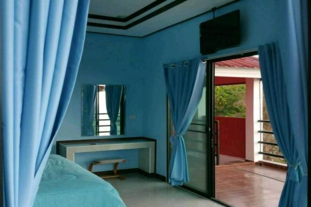 Rollaway beds (surcharge), WiFi (free)
