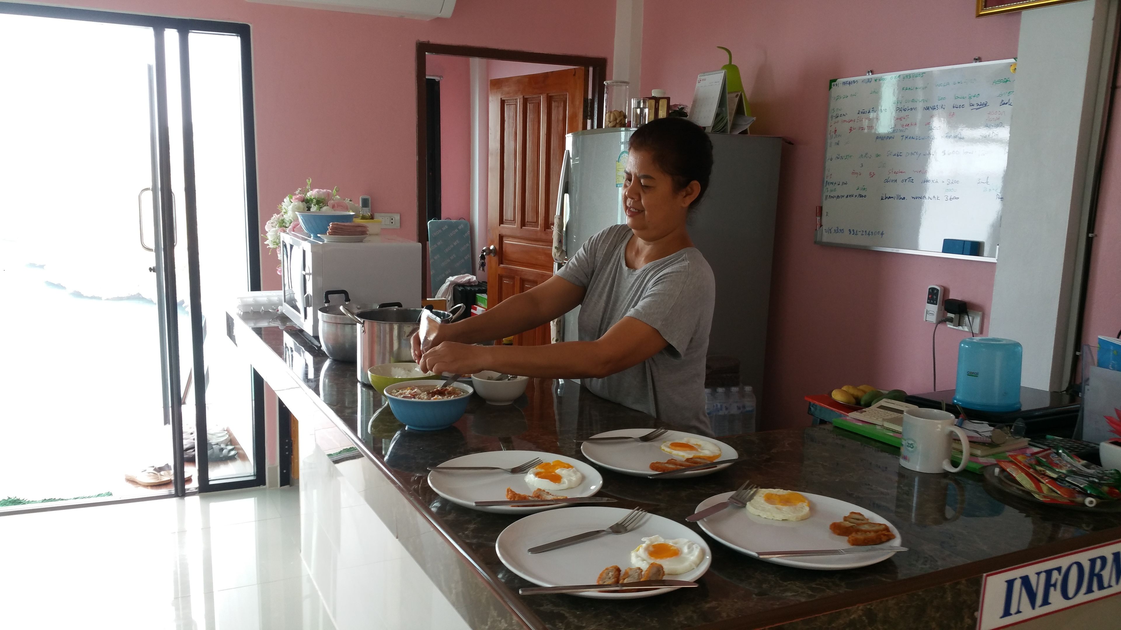 Free continental breakfast 