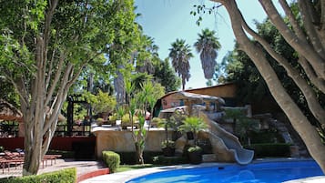 Una piscina techada, 2 piscinas al aire libre