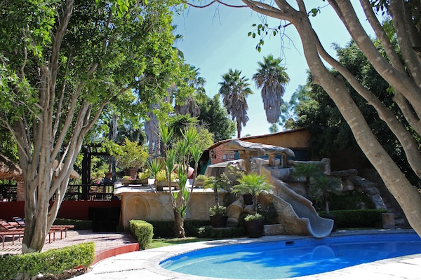 Una piscina techada, 2 piscinas al aire libre