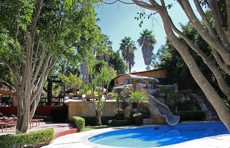 Indoor pool, 2 outdoor pools