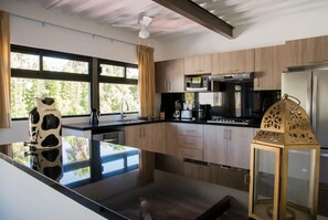Villa familiar, 2 habitaciones | Cocina privada | Refrigerador con congelador, microondas, horno y parrilla de estufa