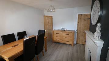 House, 2 Bedrooms | In-room dining