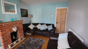 House, 2 Bedrooms | Living room | Flat-screen TV