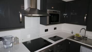 House, 2 Bedrooms | Private kitchen | Fridge, microwave, oven, stovetop