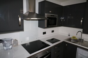 House, 2 Bedrooms | Private kitchen | Fridge, microwave, oven, stovetop - Victoria House (Colchester)