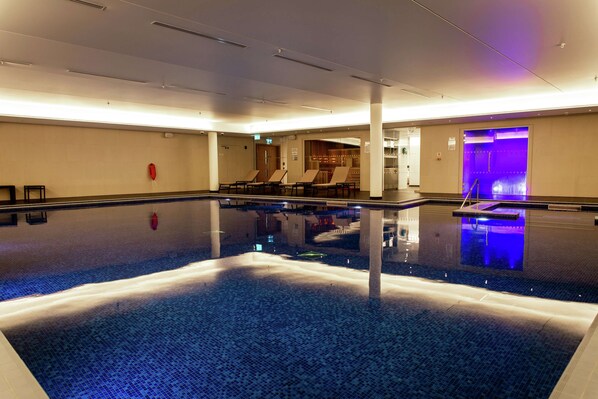 Indoor pool - Lincoln Plaza London, Curio Collection by Hilton (London)