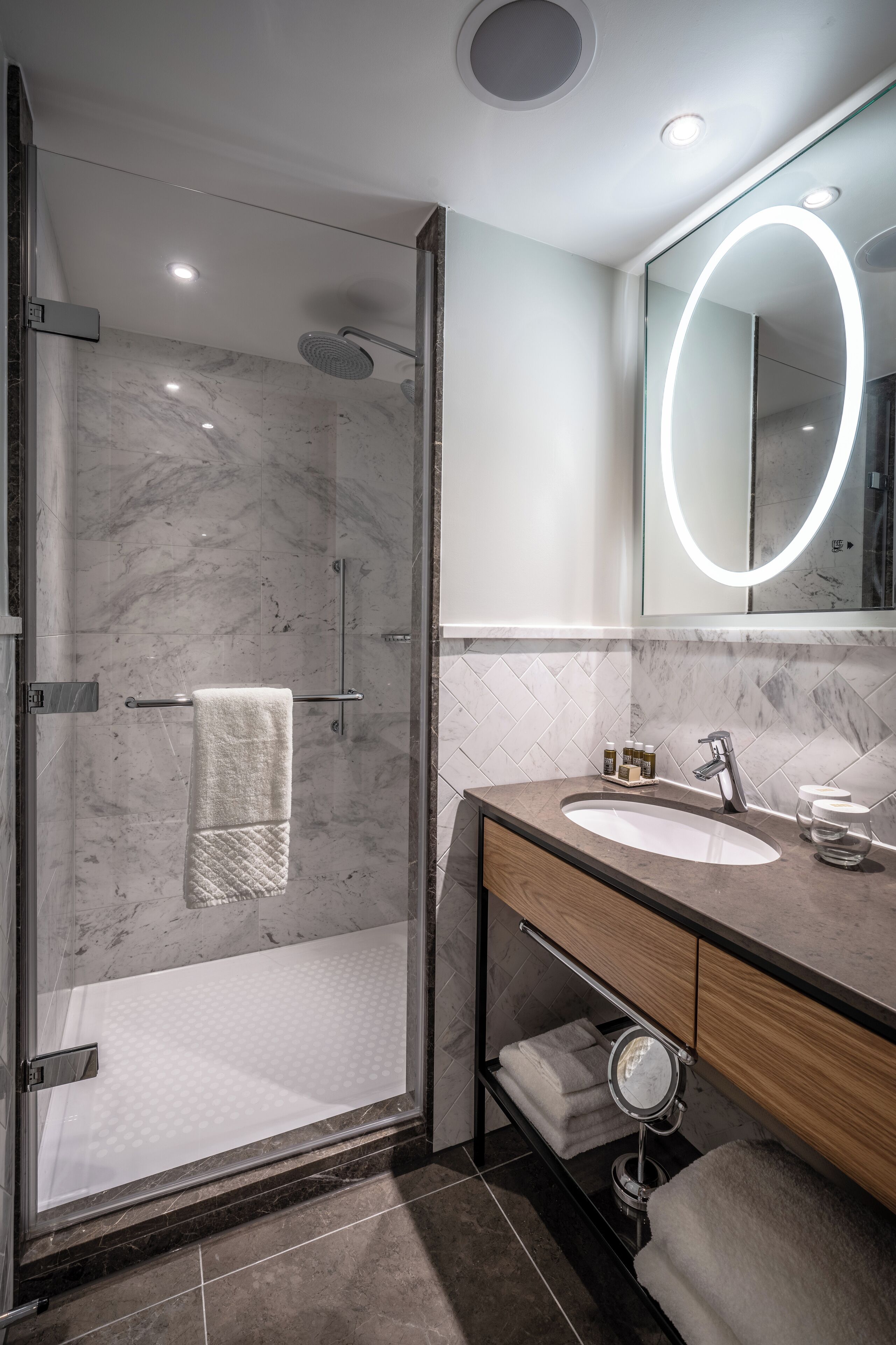 Photo - Lincoln Plaza London, Curio Collection by Hilton
