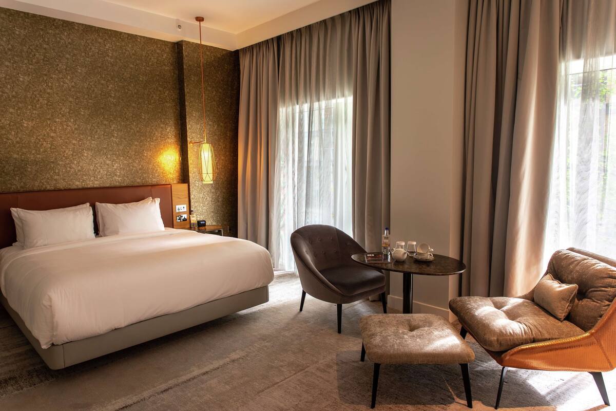 Deluxe Room | Oppholdsområde | Flatskjerm-TV