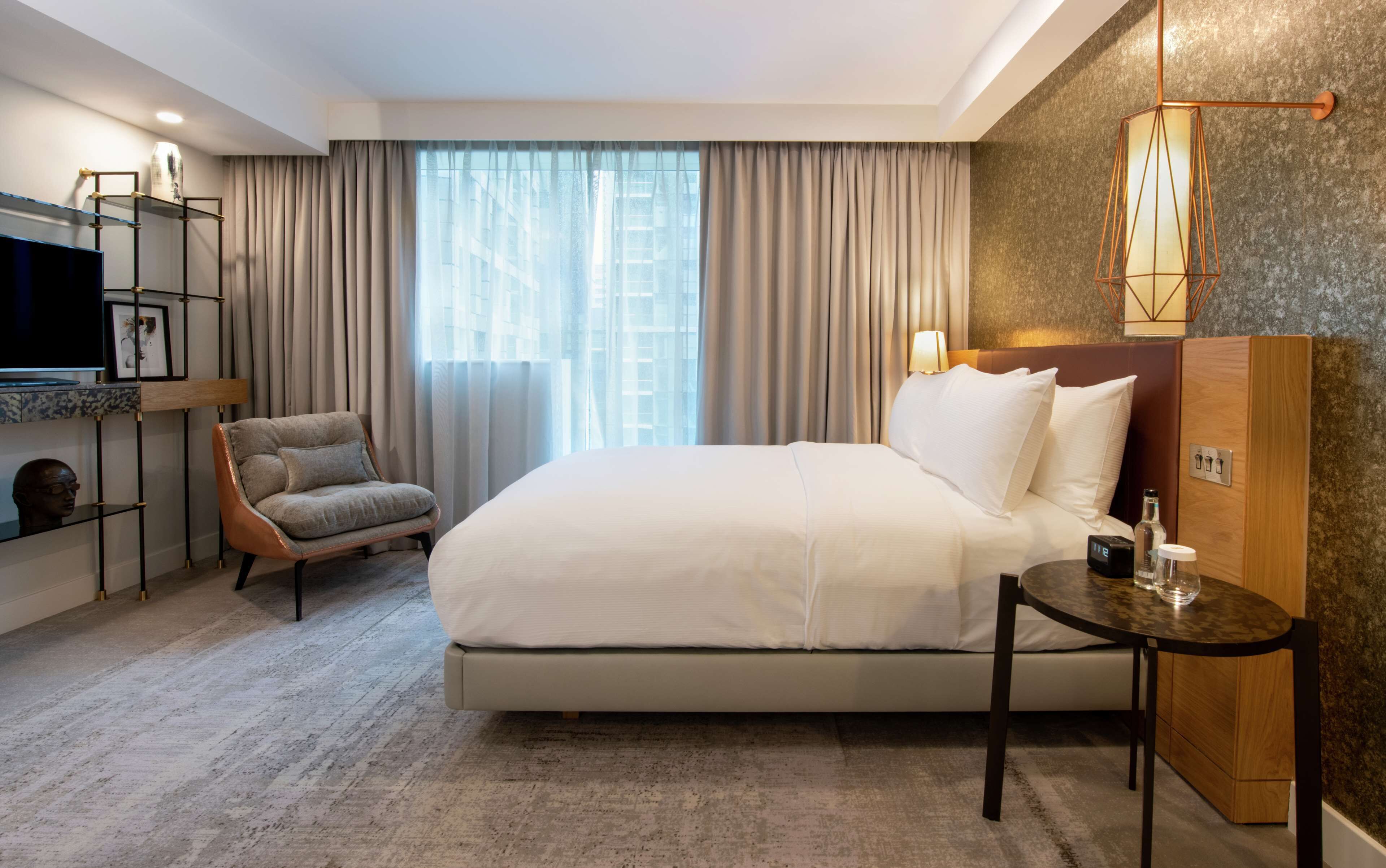 Tallelokero huoneessa, pimennysverhot, äänieristys, silitysrauta/-lauta