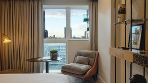 Guest Room with Canary Wharf View | Safe på rommet, blendingsgardiner, lydisolert og strykejern/-brett