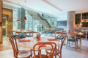 Lobby - Lincoln Plaza London, Curio Collection by Hilton (London)