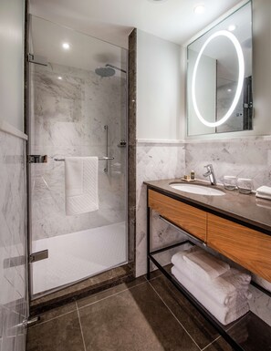 Bathroom shower - Lincoln Plaza London, Curio Collection by Hilton (London)