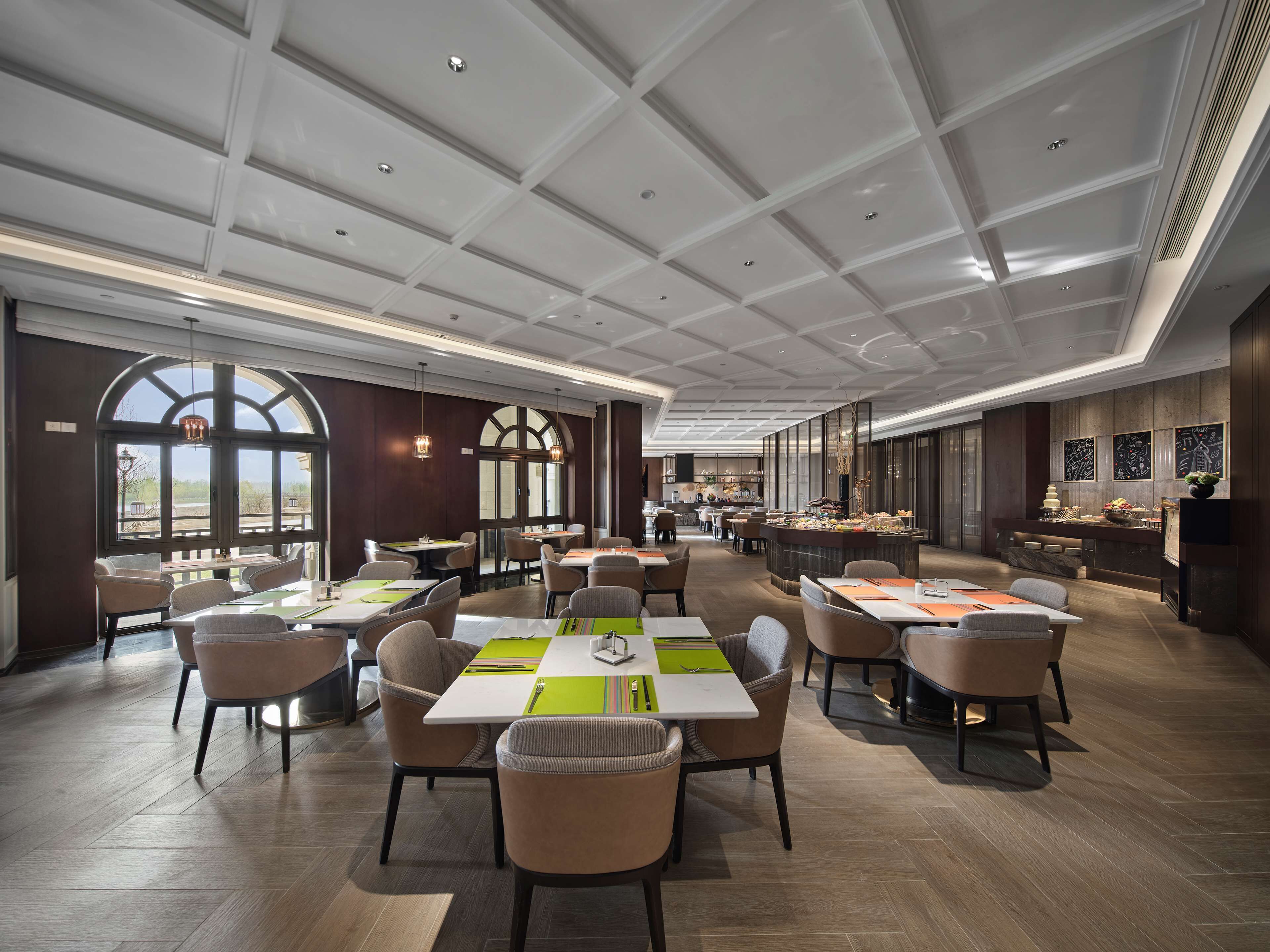 Buffet breakfast on weekdays (CNY 126.5 per person)