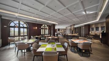 Buffet breakfast on weekdays (CNY 126.5 per person)