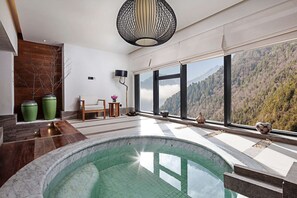 Minibar, in-room safe, desk, iron/ironing board - Ramada Guergou (Ngawa Autonomous Prefecture)