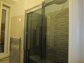 Standard Quadruple Room, Balcony | Bathroom | Shower, free toiletries, hair dryer, bathrobes - Trevi Elegance Suite (Rome)