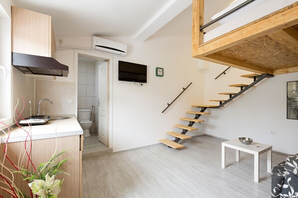 Studio, 1 Bedroom | Living area