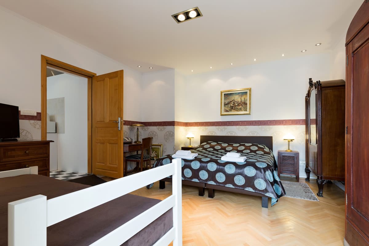 Apartment, 1 Bedroom | Premium bedding, memory foam beds, desk, blackout drapes