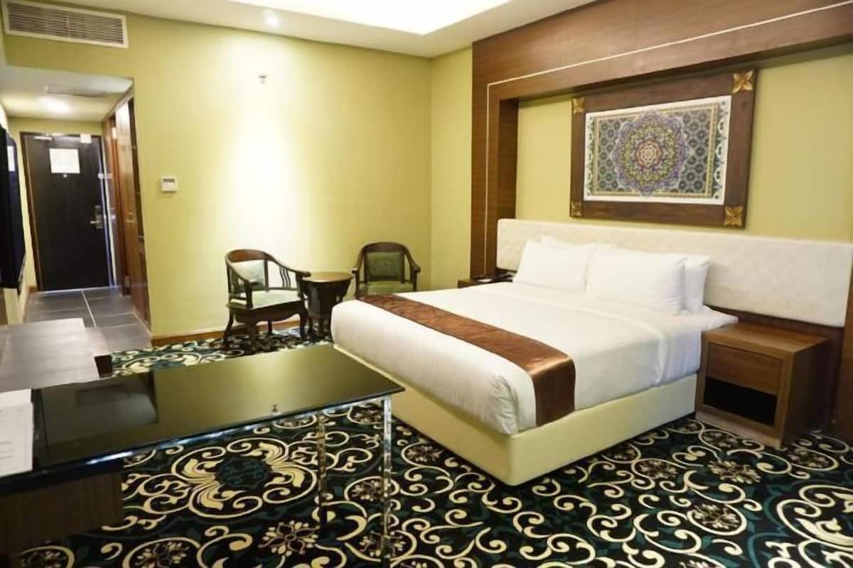 In-room safe, desk, iron/ironing board, free WiFi