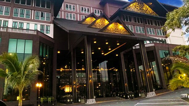 Hotel con diseño arquitectónico moderno, que presenta grandes ventanales y una zona de acceso cubierta.