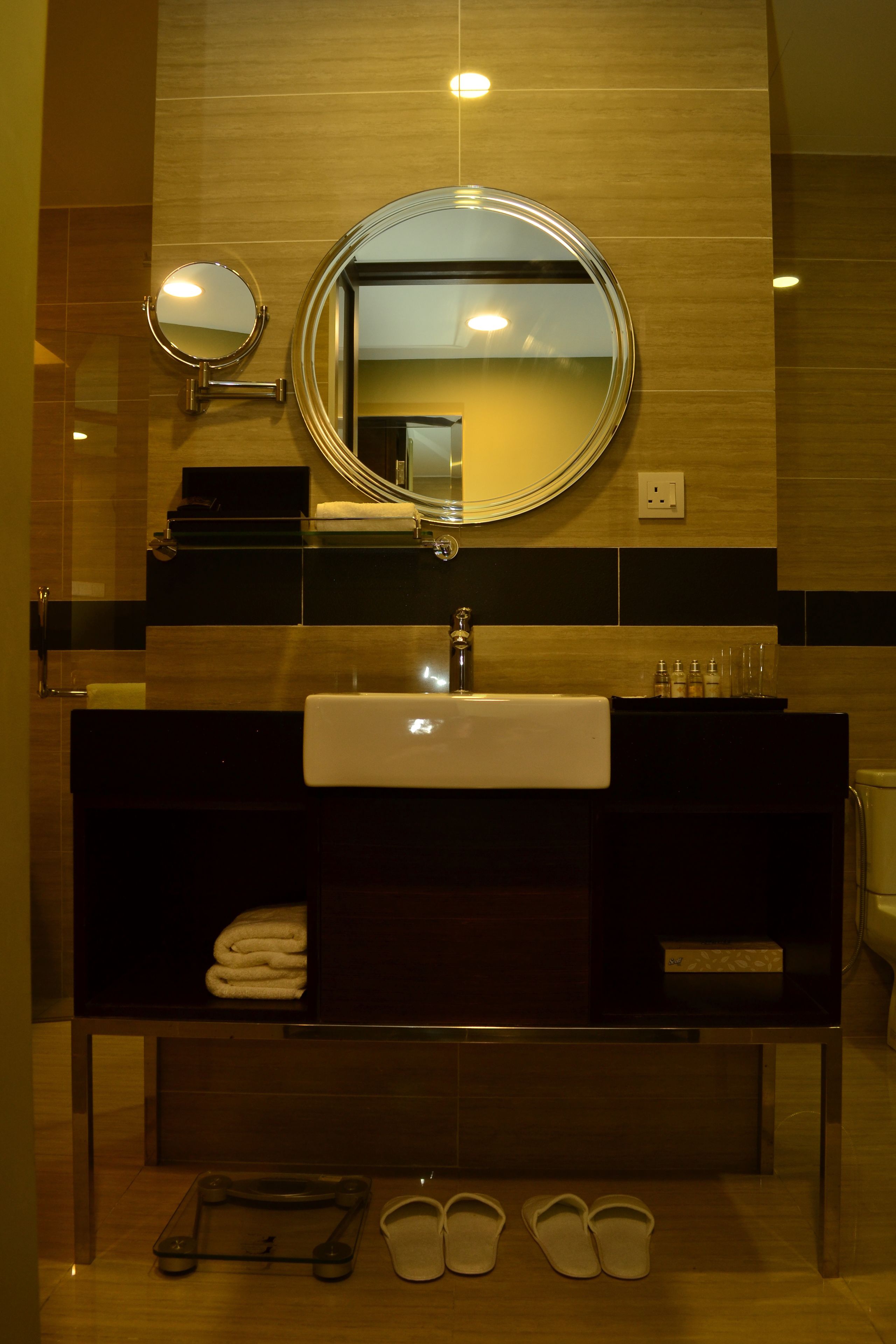 shower, rainfall showerhead, free toiletries, hair dryer