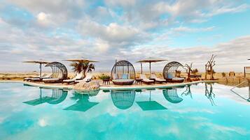 4 piscinas al aire libre, camas de piscina con cargo, sombrillas
