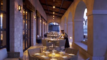 2 restaurants; breakfast, lunch, and dinner served