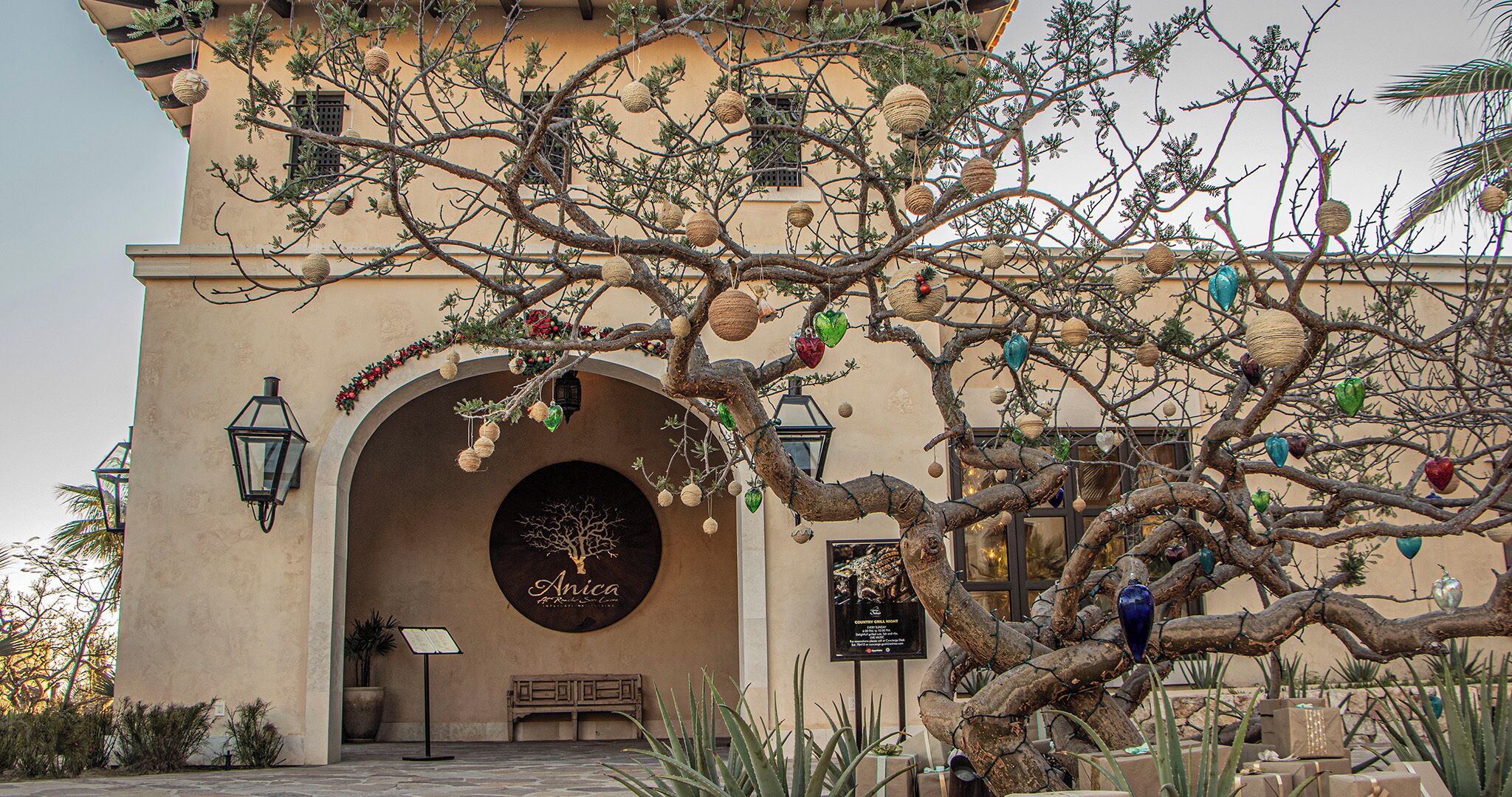 2 restaurants, breakfast, lunch served; local and international cuisine