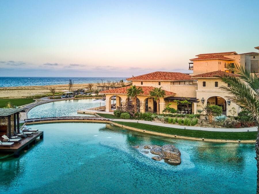 4 utendørsbassenger, bassengtelt (mot betaling) og bassengparasoller