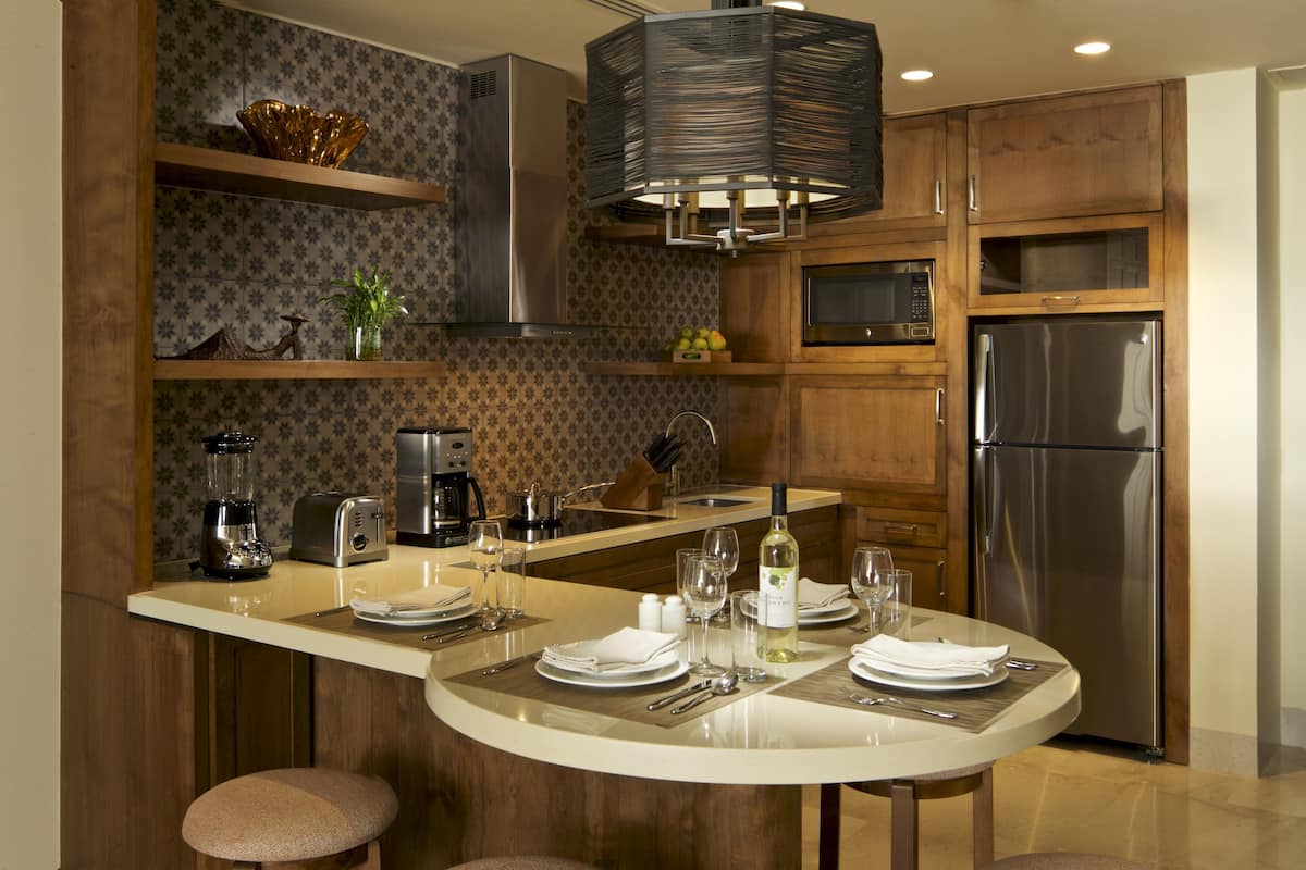 grand master suite | private kitchen | fridge, microwave, stovetop, dishwasher